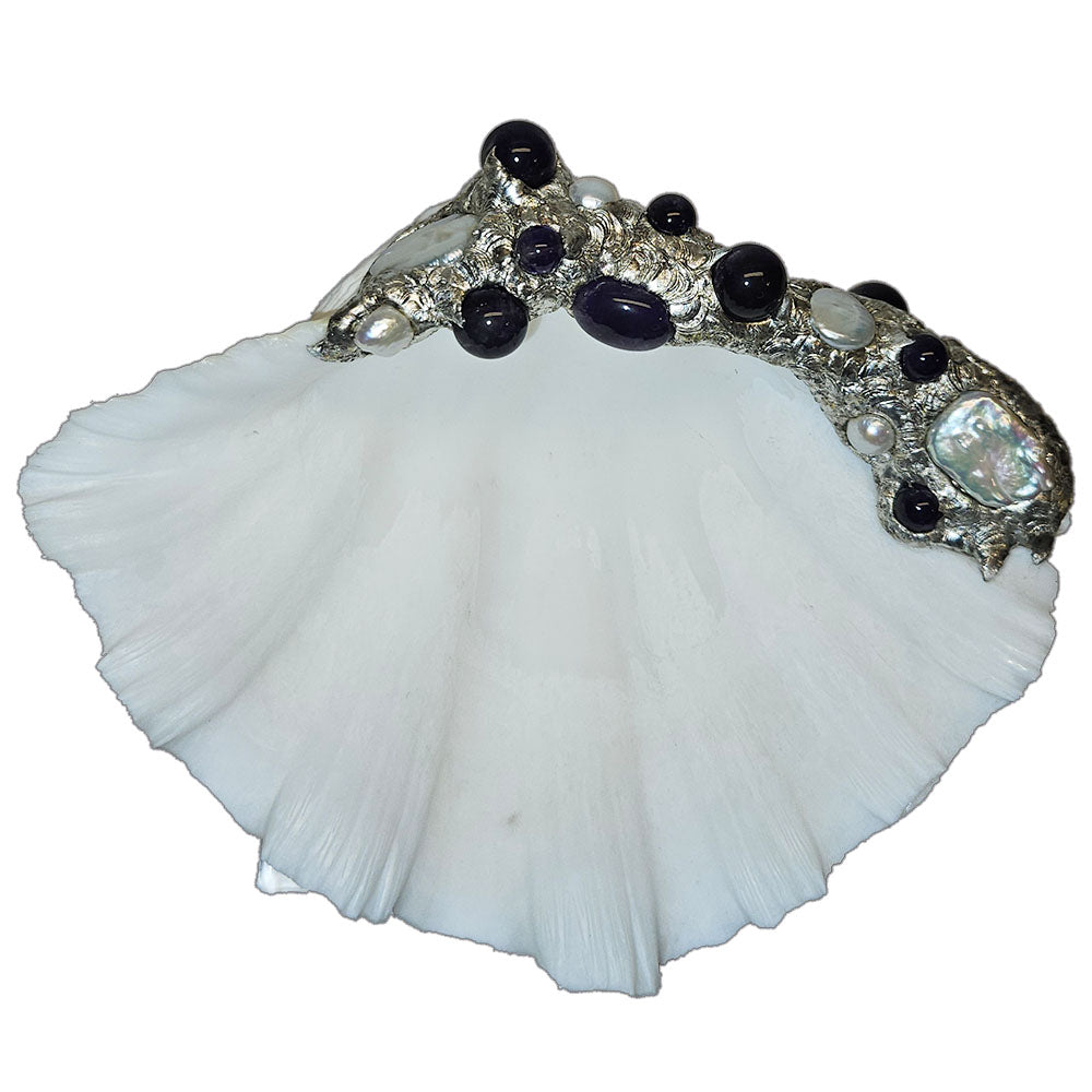 Clam shell jewelry bowl with amethyst cabochon, 3 amethyst balls, 3 small amethyst balls, 2 rectangular white pearls, white coin pearl and 3 small white pearls top view