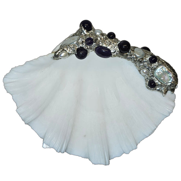 Clam shell jewelry bowl with amethyst cabochon, 3 amethyst balls, 3 small amethyst balls, 2 rectangular white pearls, white coin pearl and 3 small white pearls top view