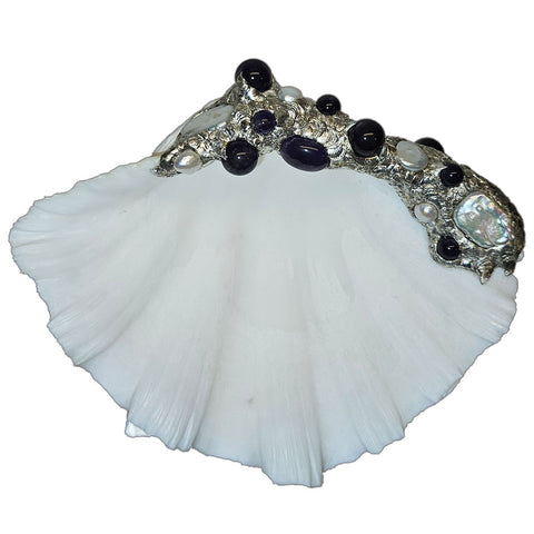 Clam shell jewelry bowl with amethyst cabochon, 3 amethyst balls, 3 small amethyst balls, 2 rectangular white pearls, white coin pearl and 3 small white pearls top view