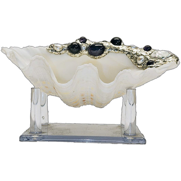 Clam shell jewelry bowl with amethyst cabochon, 3 amethyst balls, 3 small amethyst balls, 2 rectangular white pearls, white coin pearl and 3 small white pearls front view