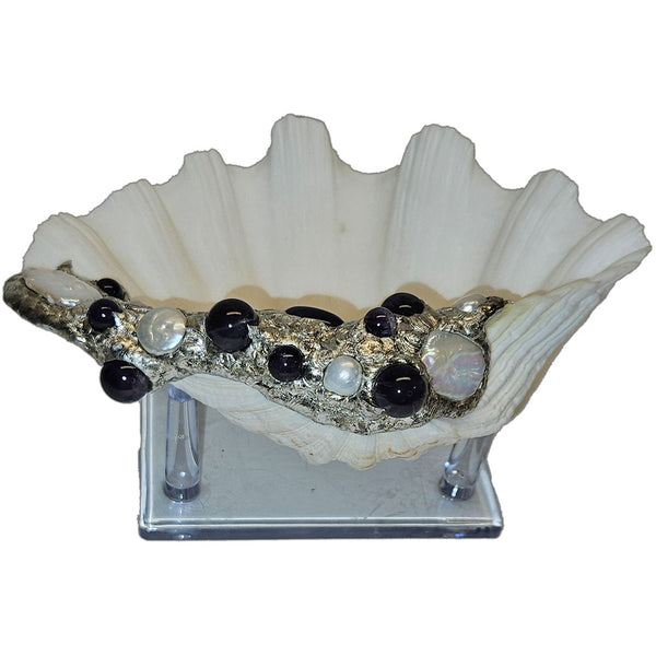 Clam shell jewelry bowl with amethyst cabochon, 3 amethyst balls, 3 small amethyst balls, 2 rectangular white pearls, white coin pearl and 3 small white pearls back view