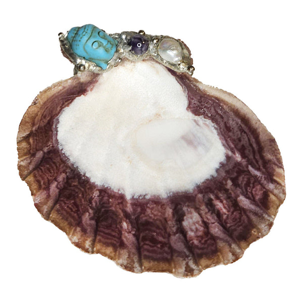 This shell has a meditative peaceful garden feel. Designed with a turquoise Buddha, white pearl and an amethyst ball. Place sacred items within this shell dish and reflect on their meaning.